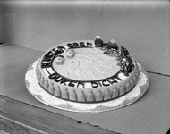 816943 Afbeelding van een taart die gemaakt is ten behoeve van de aktie Beurzen open / Dijken dicht naar aanleiding van ...